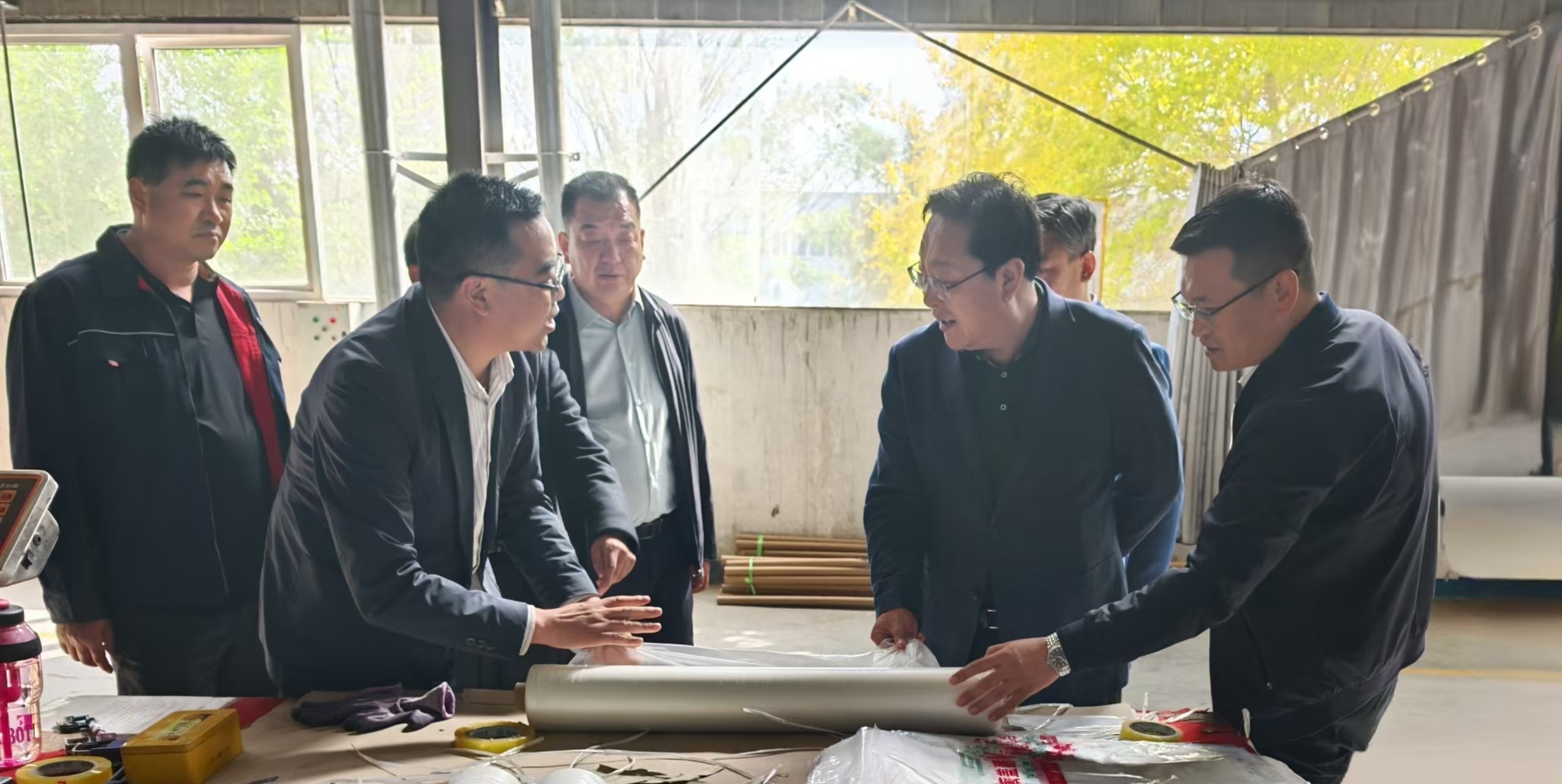 呂鵬舉深入部分企業(yè)調(diào)研
